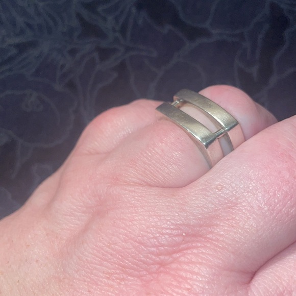 This sterling silver ring by Metalsmiths may have been worn once or twice. - Picture 6 of 10